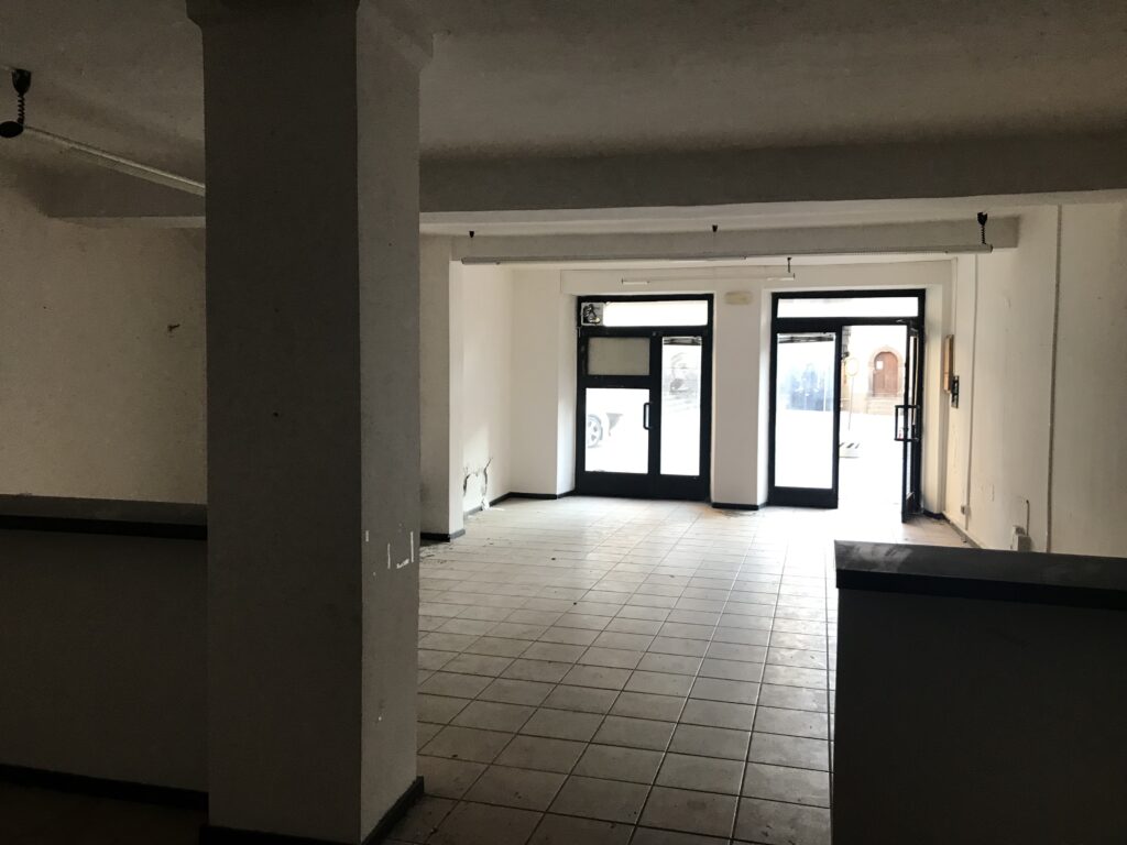 LANARI LOCALE PIAZZA DEL DUOMO 2